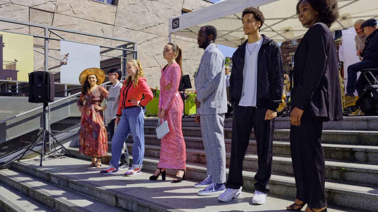 Défilé de mode pour sensibiliser aux ravages de la mode jetable.