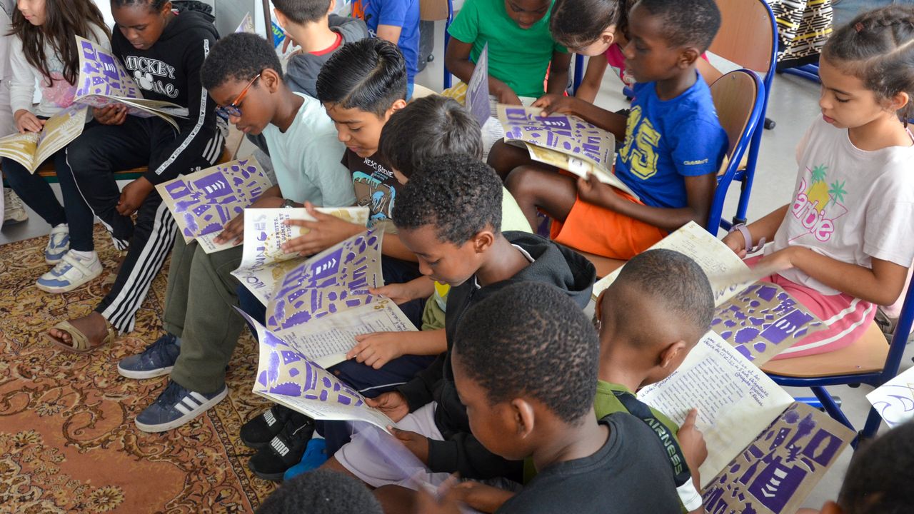 Les enfants lisent leurs fanzines.