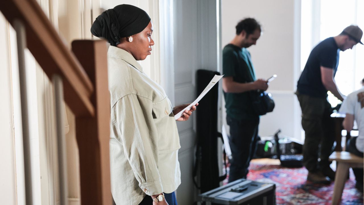 Nadjila Ali Djoumoi révise son texte avant le tournage de la vidéo de prévention Limits