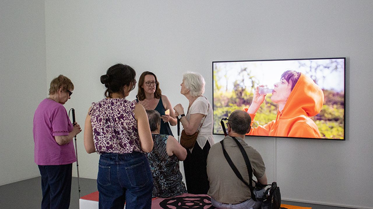 Le groupe échange autour de la vidéo de l'artiste.