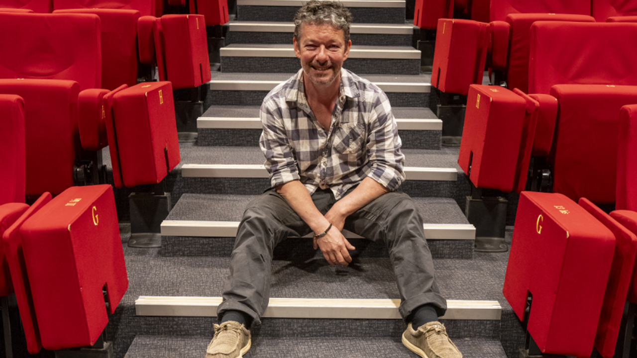 Photo d'Erwan Grall dans l'auditorium du Triangle.