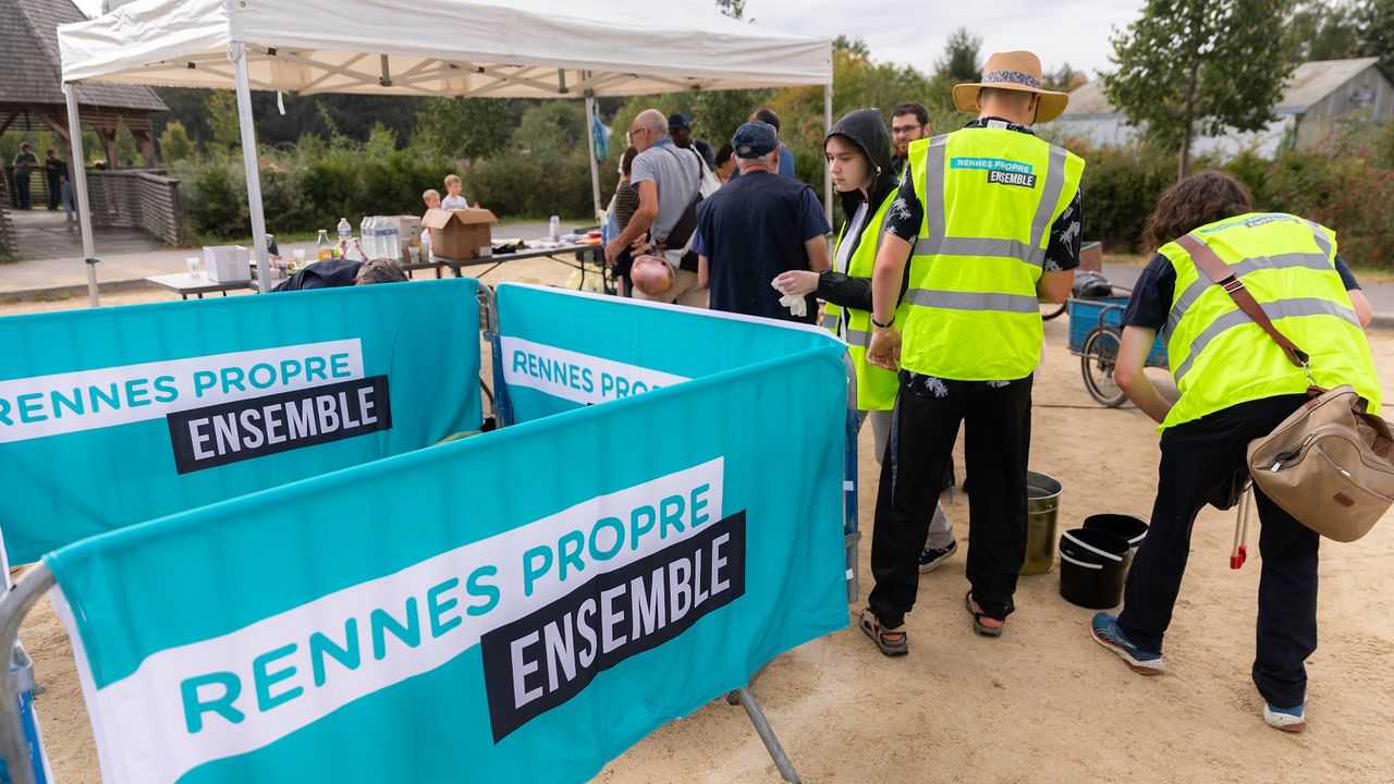 Groupe de ramasseur de déchets lors du world clean up day à Rennes en 2023.