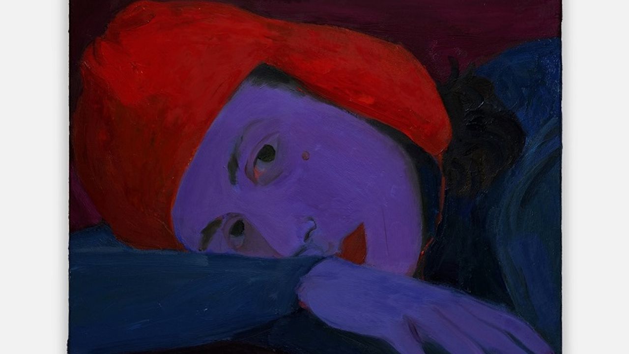 Visage de femme violet avec rouge à lèvres rouge posé sur sa main.