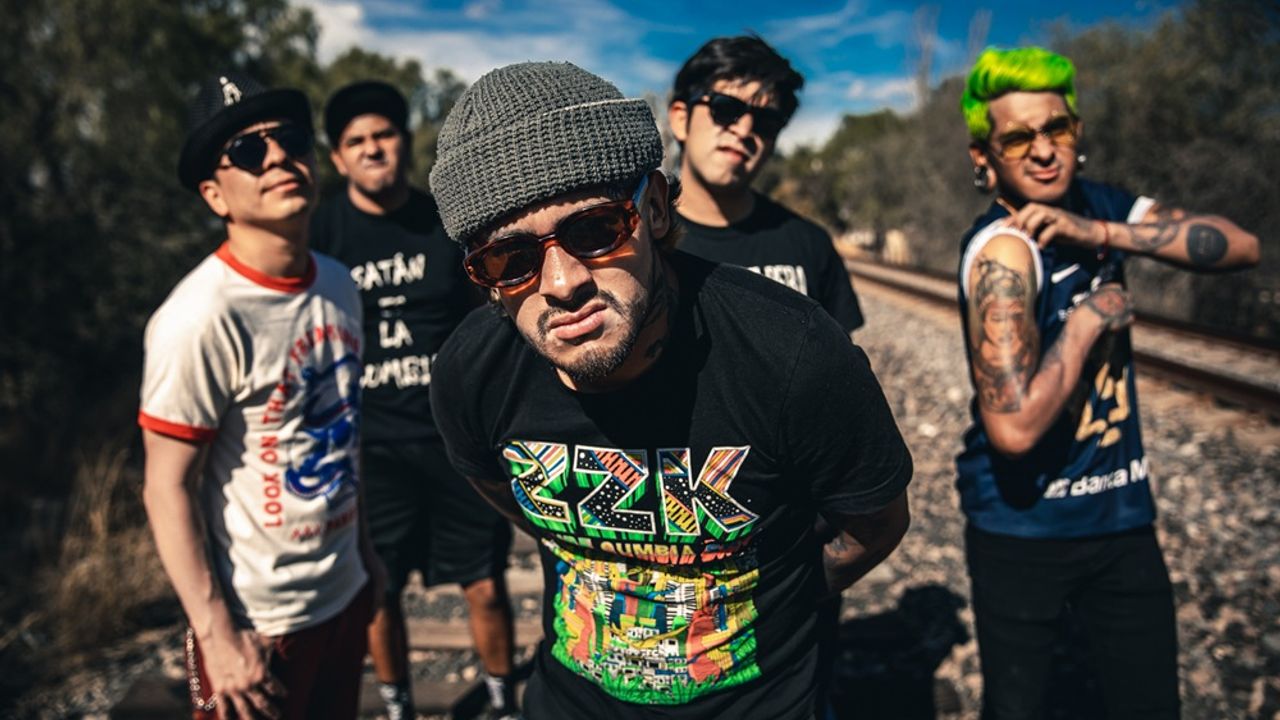 Les membres du groupe punk mexicain Son Rompe Pera au bord d'une ligne de chemin de fer.