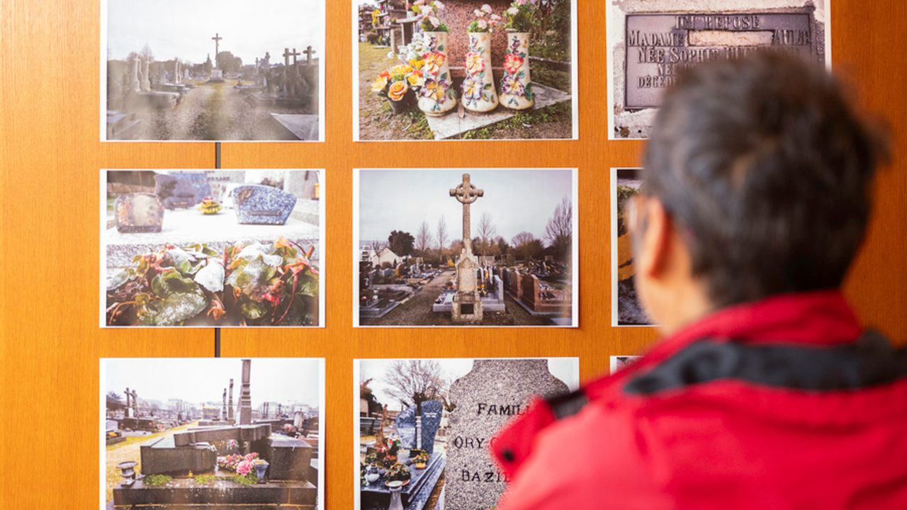 Des photos de cimetière avec une personne au premier plan floue