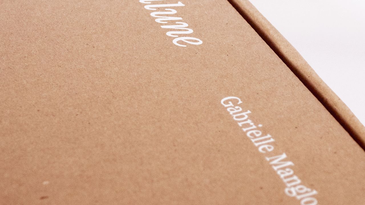 Gros plan sur la boite du multiple « Paralune » de Gabrielle Manglou