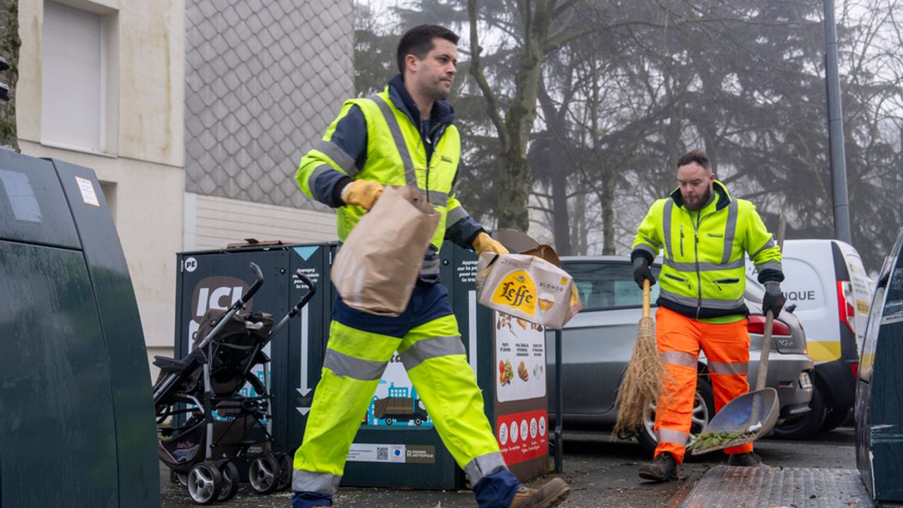 Des agents nettoient une rue de Rennes de ses dépôts sauvages.