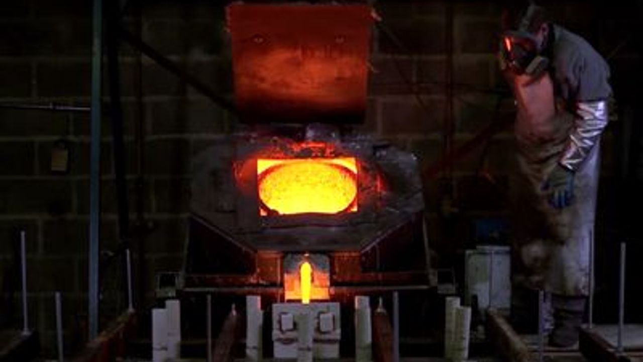 Ferronnier qui fait fondre du bronze