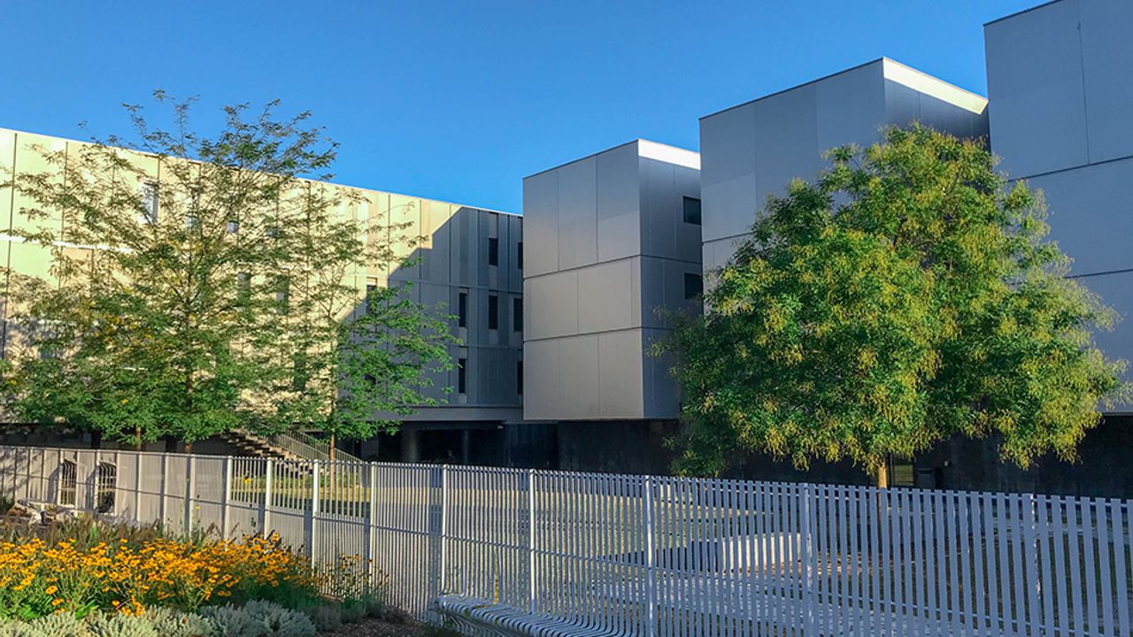 Le deuxième bâtiment vu depuis la place André Meunier