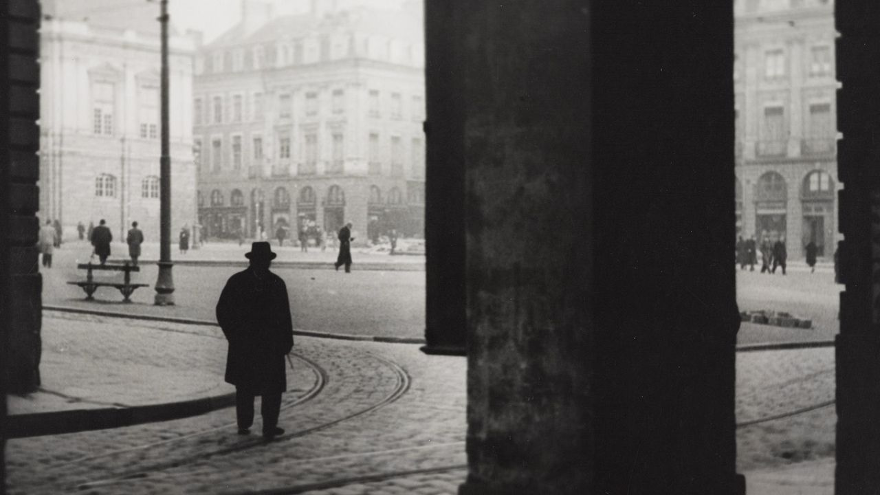 Photo prise vers 1935, place du parlement, on observe les rails du tram, toujours visibles aujourd'hui.