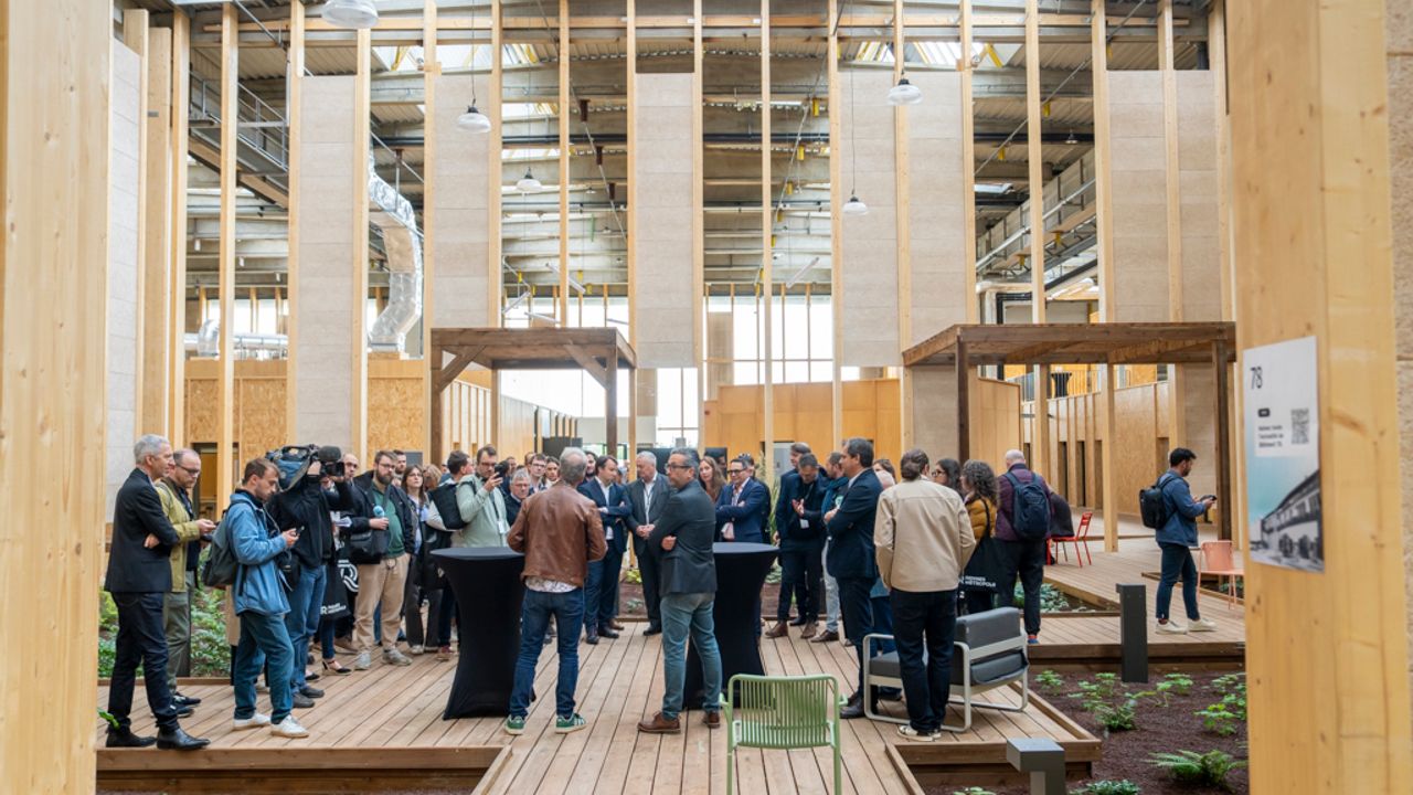 Une foule se tient au centre du patio du Batiment 78.