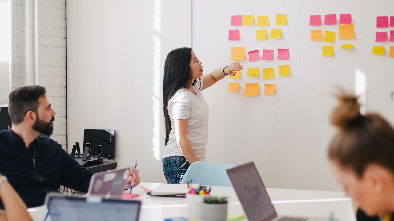 Groupe de collègue en train de travailler à l'aide de Post-it