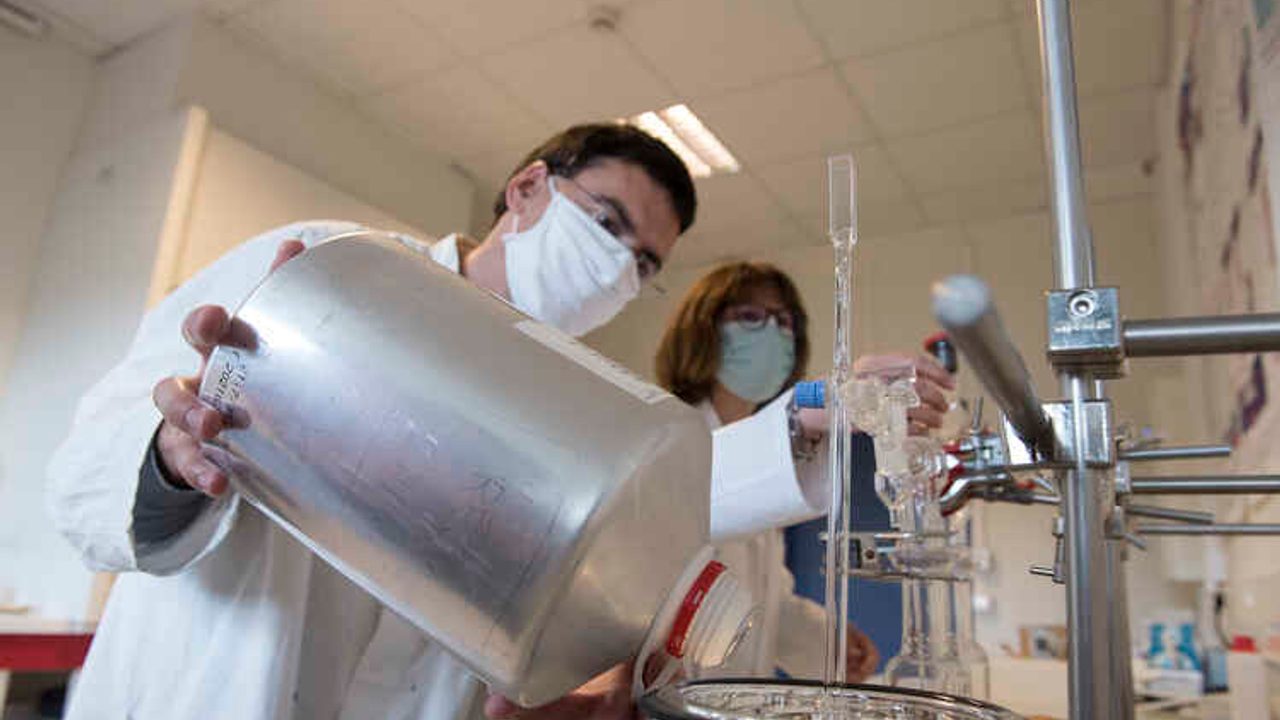 Un chercheur et une chercheuse menant une expérience dans un laboratoire