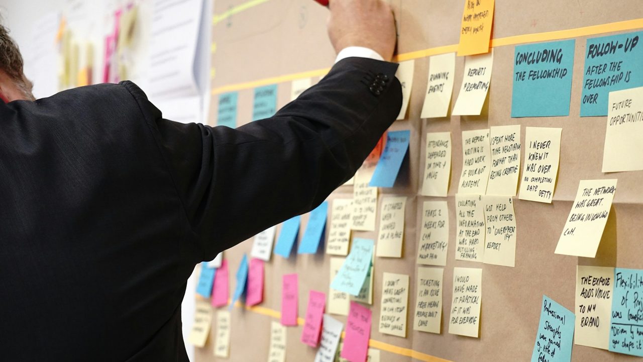Post-its sur un tableau en liège