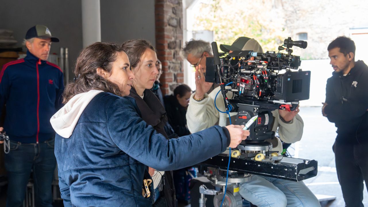 Des personnes vérifient que le plan proposée par la caméra est ok