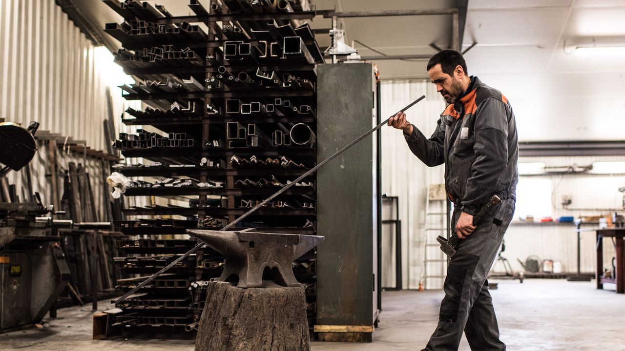 Salarié qui fait de la métallerie architecturale pour une verrière ou autre