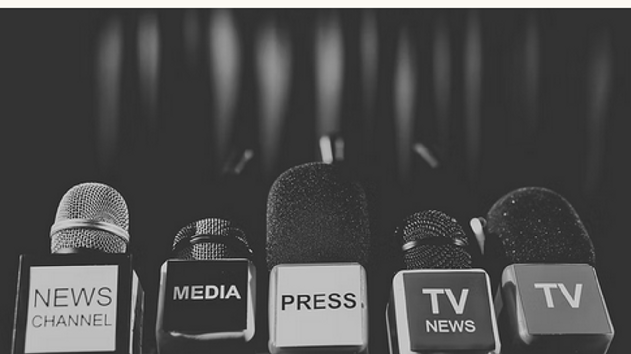 Vue d'une série de micros avec des noms de médias