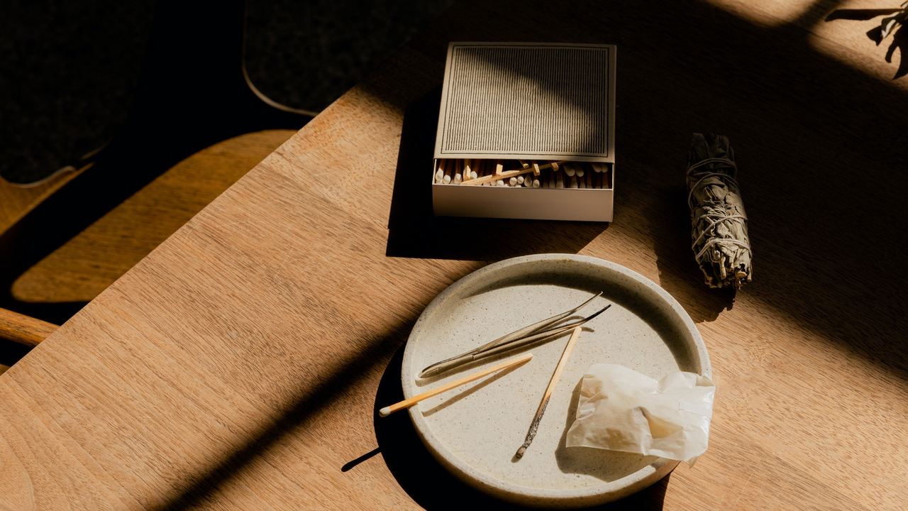 Table avec des bâtonnets d'encens et de la sauge