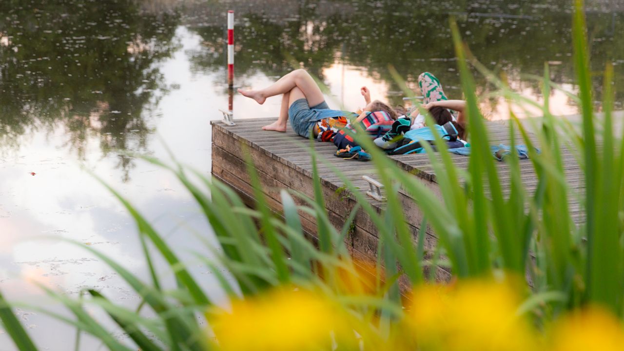 des personnes se relaxent sur un ponton 