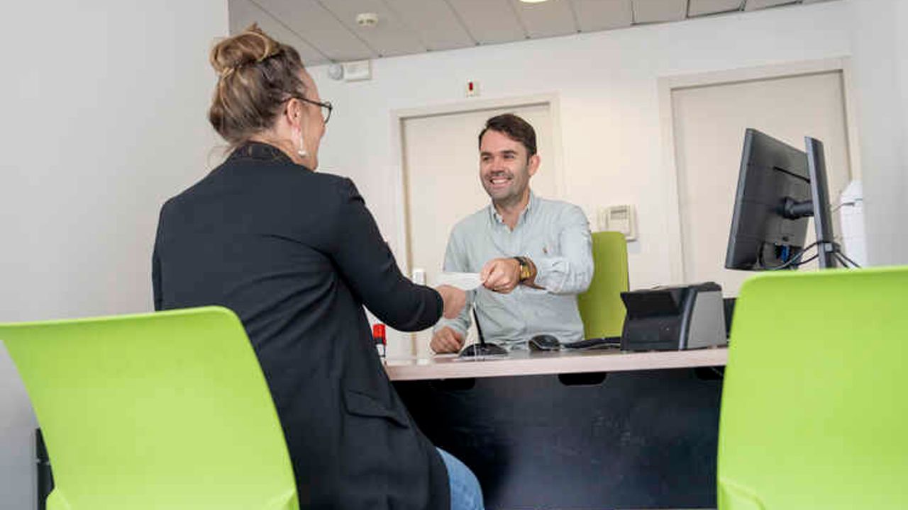 Personne effectuant une démarche au bureau d'état civil.