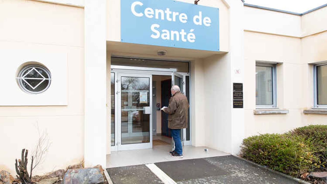 Un homme dans le centre de santé de Romillé.