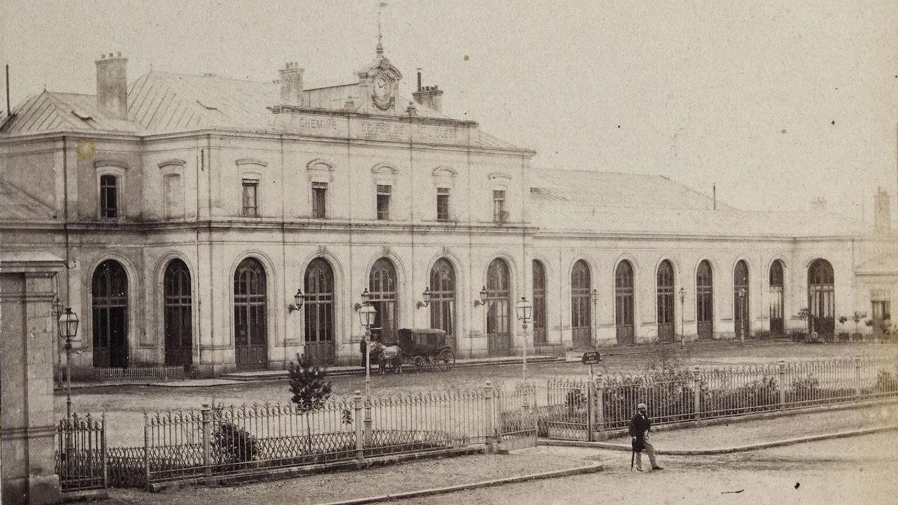 3.	Musée de Bretagne. Rennes, façade principale de la gare, vers 1870.