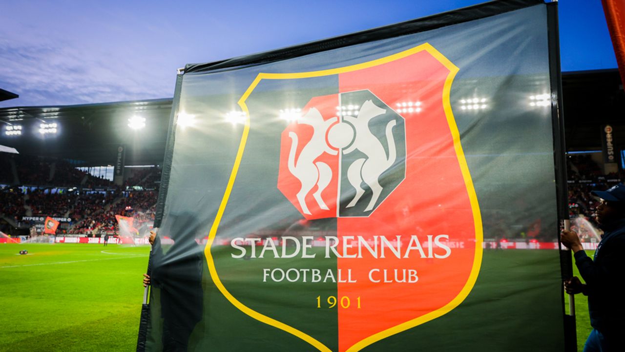 drapeau du stade rennais rouge et noir