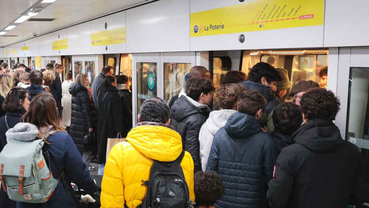 foule qui afflue vers les portes du métro rennais