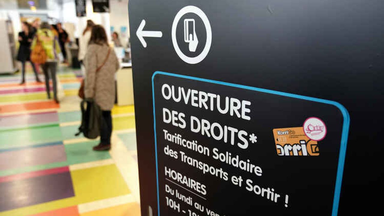 Vue sur un panneau indiquant l'ouverture des droits pour la carte Sortir !