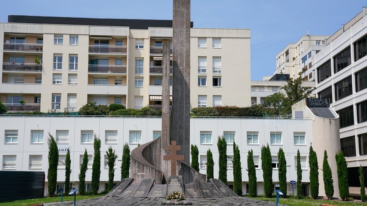 Mémorial des martyrs de la Résistance et de la Déportation, avec ses deux flèches symbolisant la cheminée d'un four crématoire et un peloton d'exécution.
