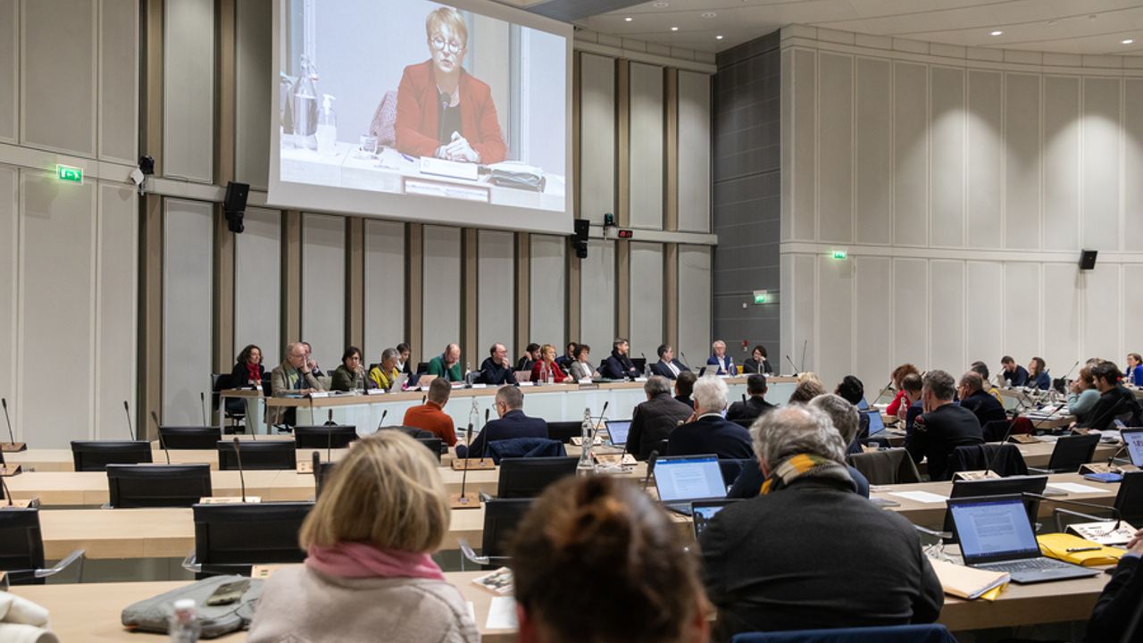 les conseillers métropolitains réunis en assemblée dans la salle du conseil