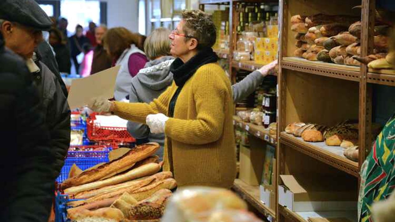 Bénévole lors d'une distribution des Restos du coeur