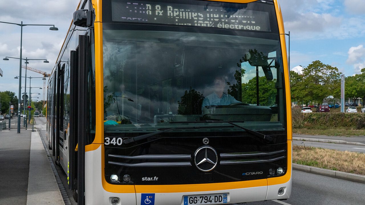 Photo d'un bus éléctrique à l'arrêt.