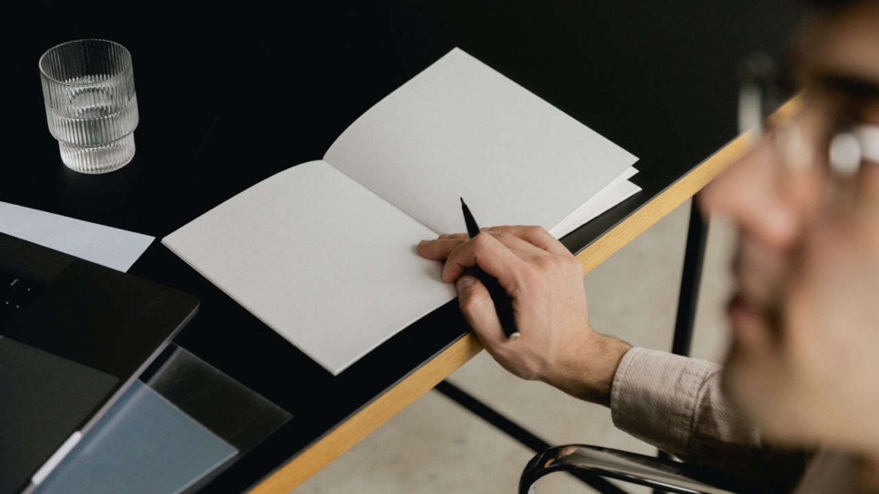 Personne prenant des notes sur un cahier