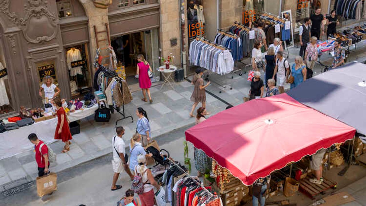 vue sur une rue commerçante des Rennes avec les stands de la grande braderie