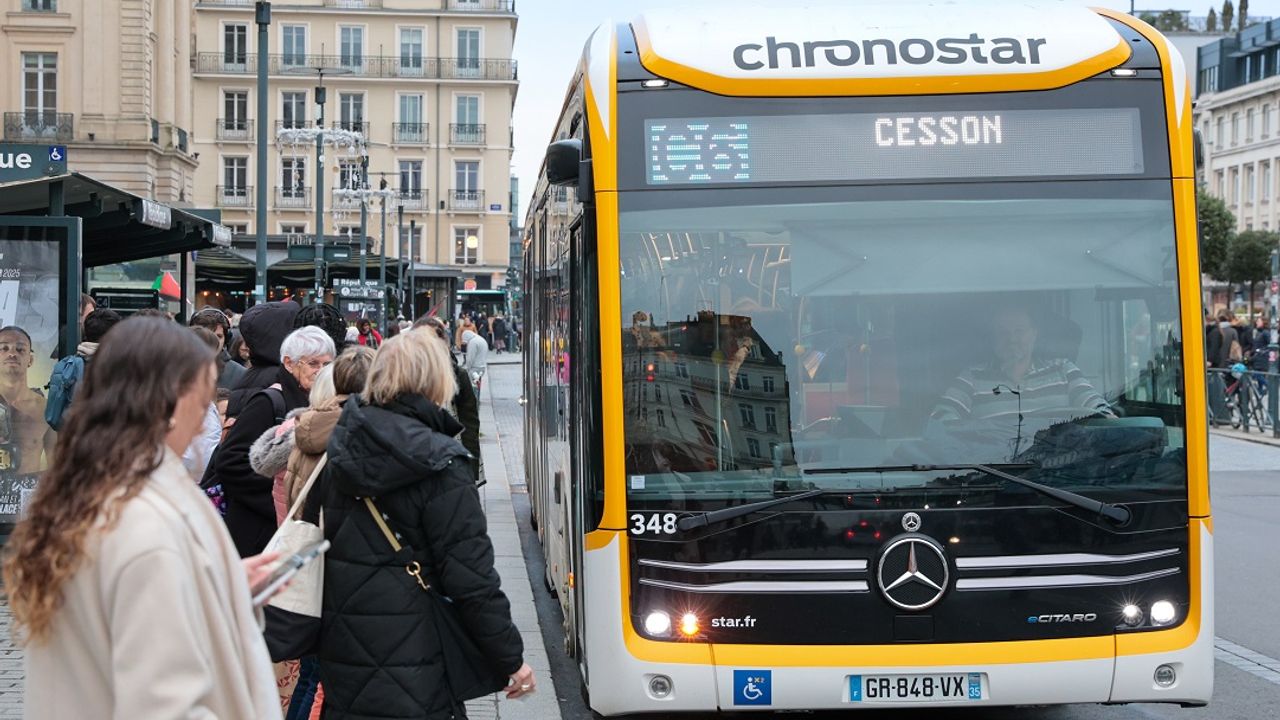 Bus à l’arrêt à la station République, des passagers attendent pour y monter.