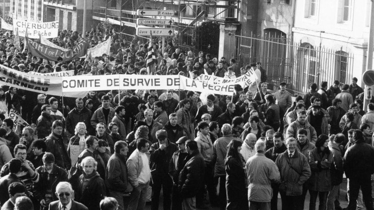 Des pêcheurs manifestent dans les rues de Rennes.