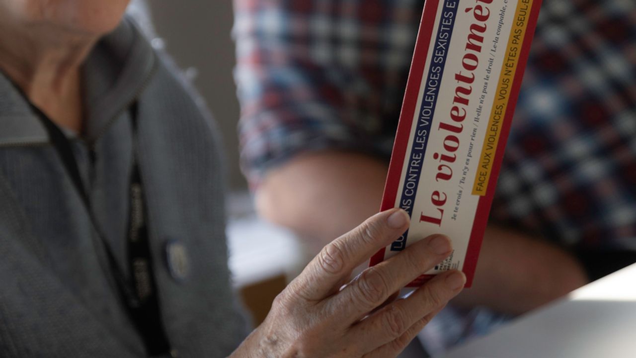 Une vieille dame avec à la main le violentomètre, un document mesurant la violence subie